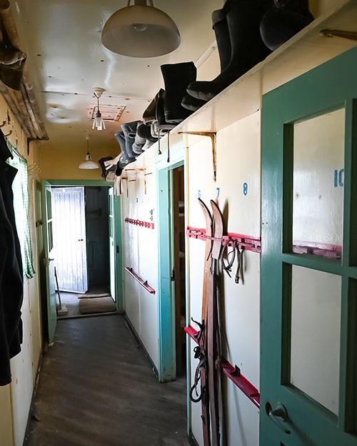 The corridor of detaille with its shelf of boots
