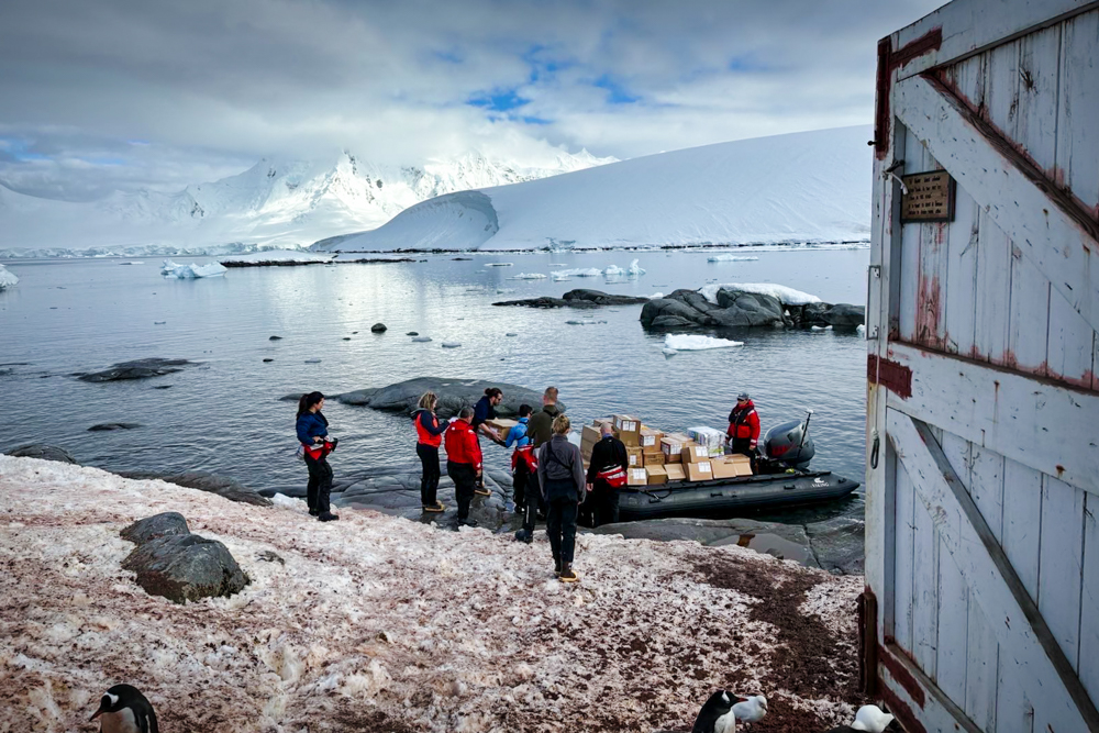 A zodiac arrives full of boxes