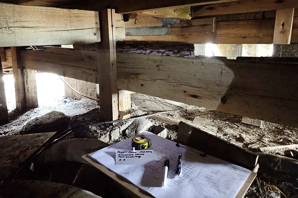 A hot beneath the floorboards a Port Lockroy